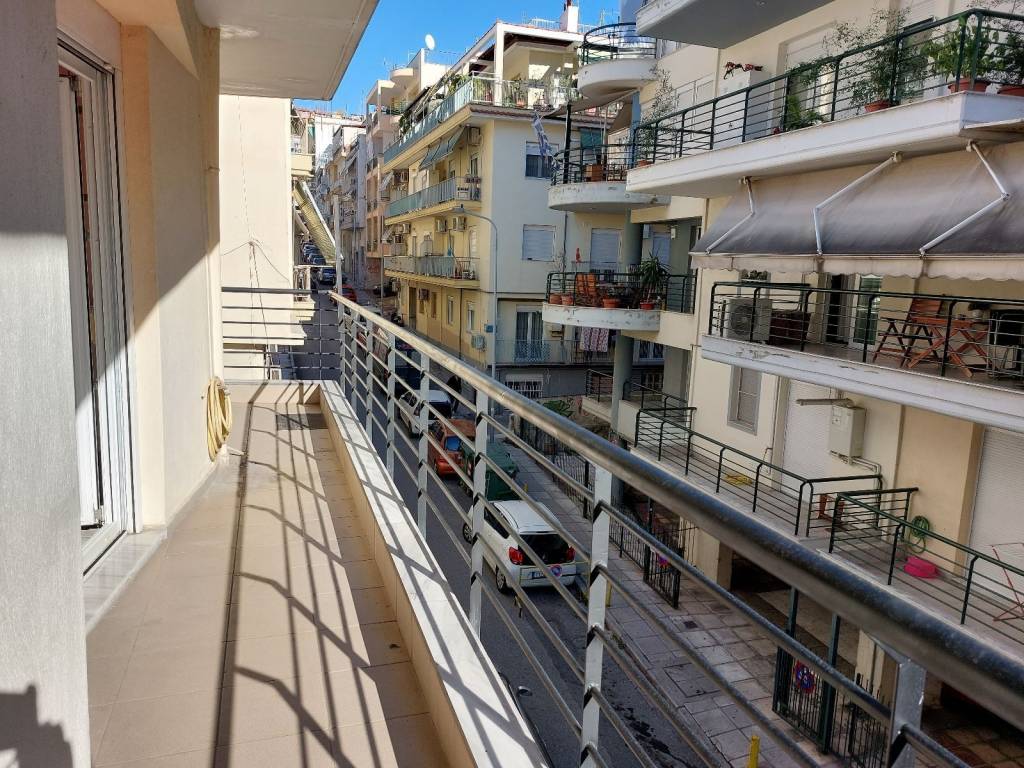 Το μπαλκονι στο οποιο βλεπουν οι δυο χωροι