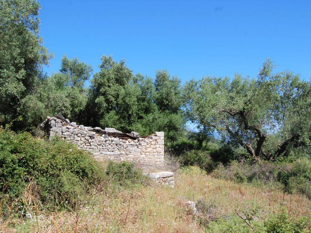 Stone water tank on land with building license for sale