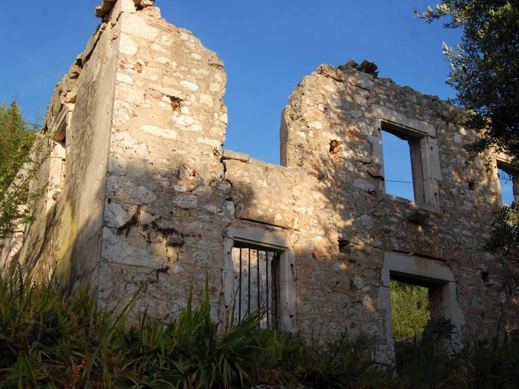 Ruin in property