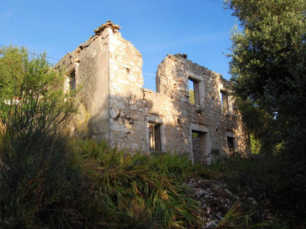 Ruin in property