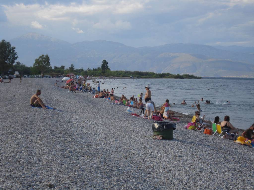 Η θάλασσα εμπρός από το οικόπεδο