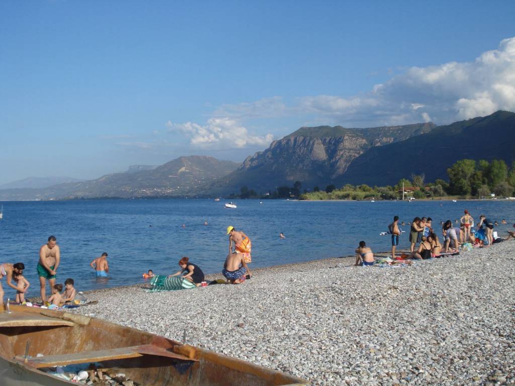 Η θάλασσα εμπρός απο το οικόπεδο