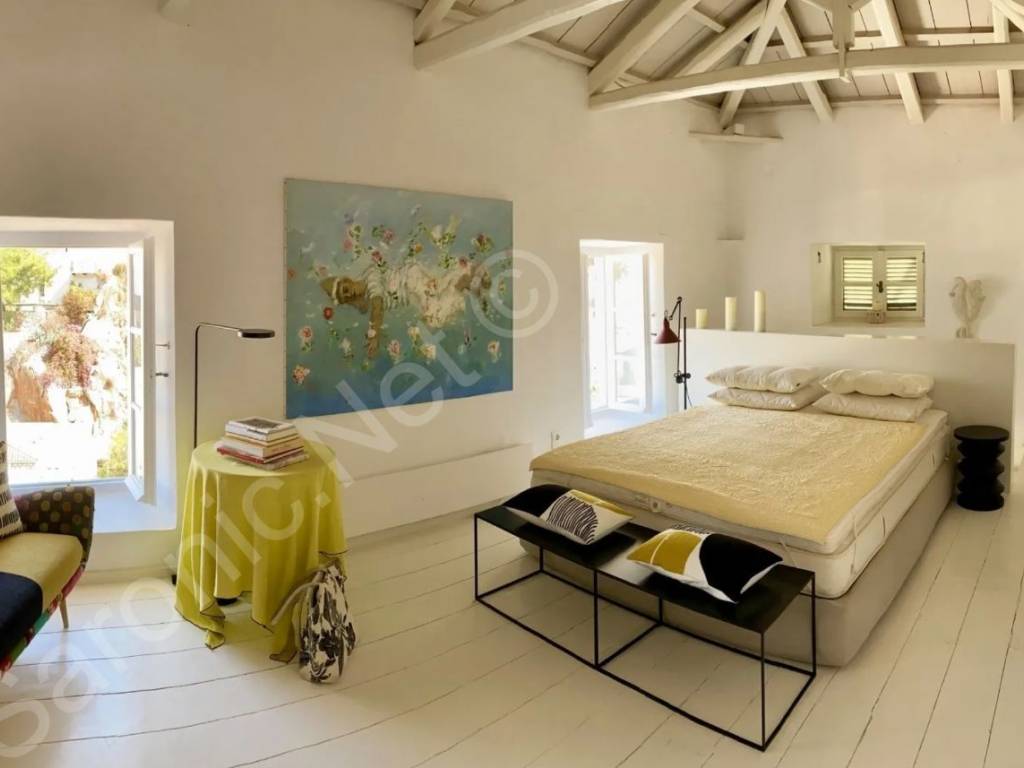 Marianne Memories Hydra, Double bedroom with vaulted ceiling