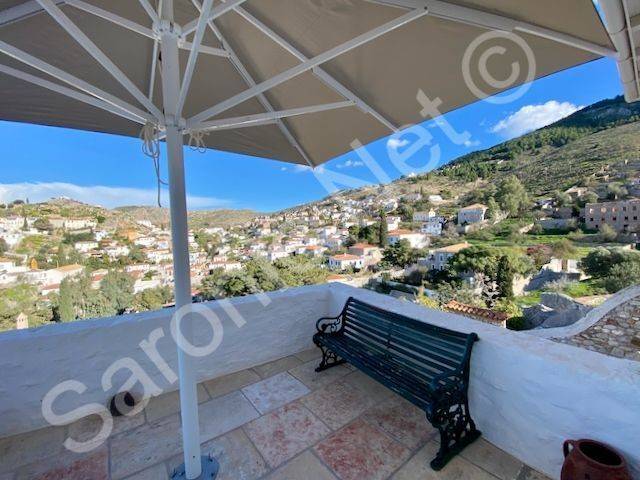 Top floor living room terrace facing due east for sunrise