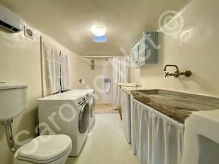 Lower ground floor ensuite shower/utility room