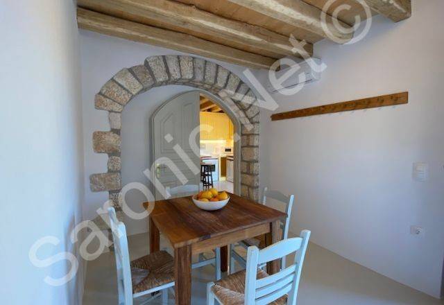 Garden Residence, Stone arch from kitchen into dining area