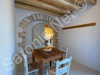 Garden Residence, Stone arch from kitchen into dining area