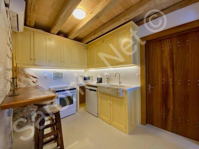 Garden Residence, kitchen with appliances and breakfast bar