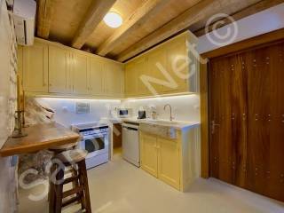 Garden Residence, kitchen with appliances and breakfast bar