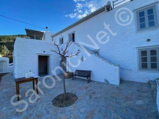 Garden Residence, Steps to Entrance from paved courtyard