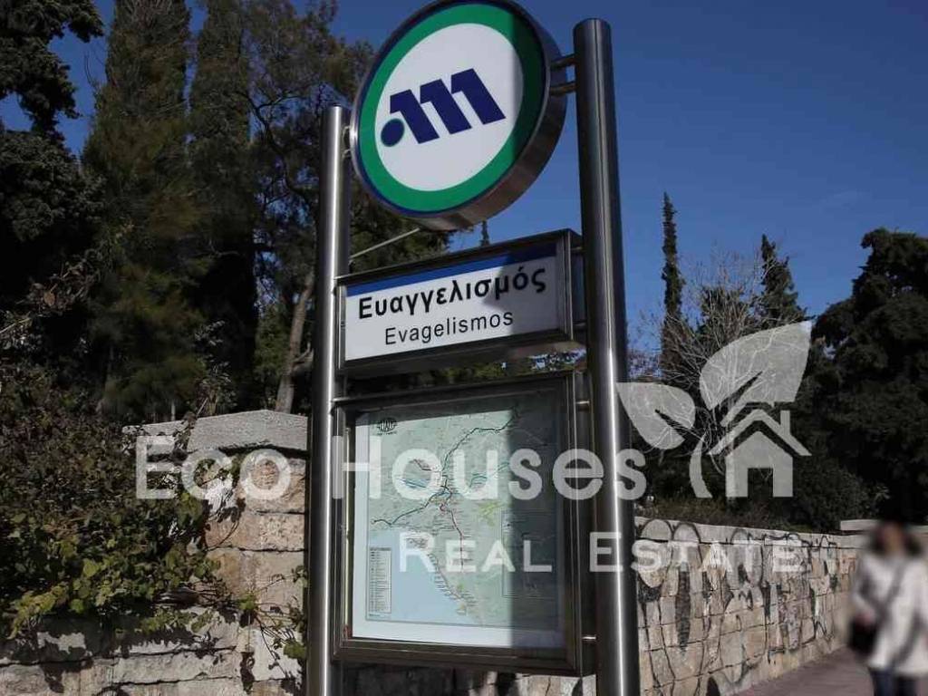 Σταθμός του μετρό πλησίον του διαμερίσματος (8&#039; με τα πόδια)