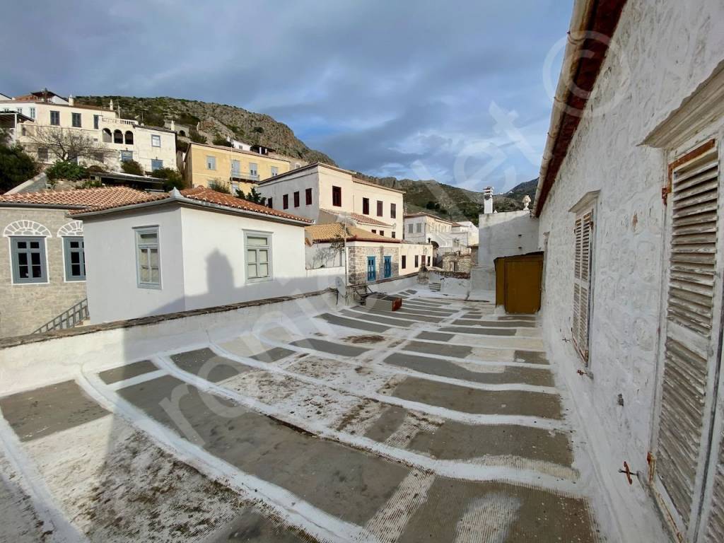 Large upper floor terrace with East view on mountains.