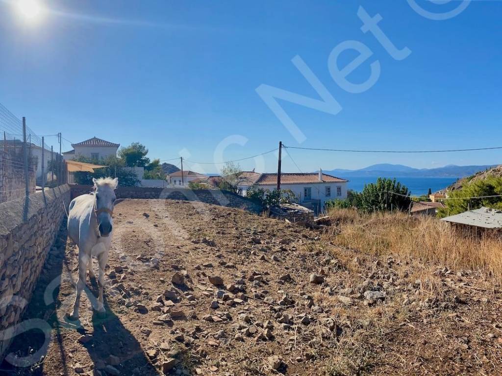 580 m2 Plot of land with sea view for sale.