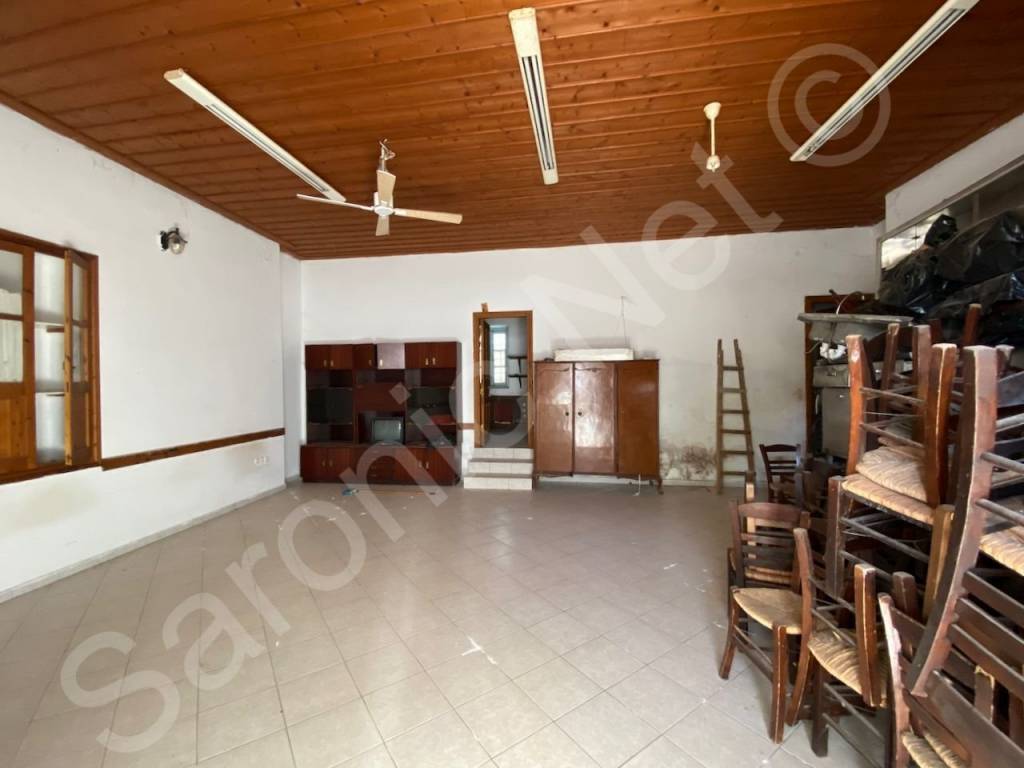 Large main room used to be a taverna but good as a studio