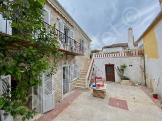 Side street to courtyard &amp; house, buisness thro&#039; brown door