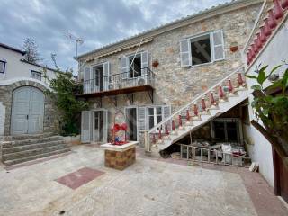 Courtyard, diagonally across to grd flr apt (2 doors)