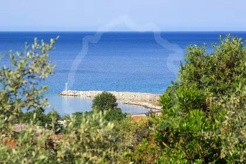 6 - Πωλείται 2-όροφη βίλλα έκτασης 85 τμ στη Θάσσο.