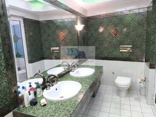 1ST FLOOR BATHROOM