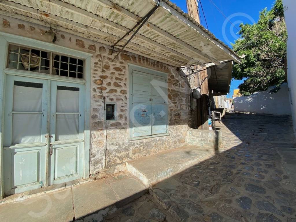 Main street towards Four Corners and Hydra Town