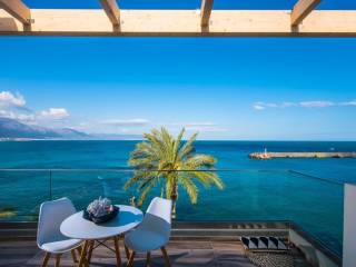 Seafront Hotel for sale in Hersonissos