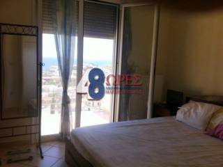 τριώροφο κτίριο