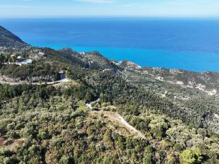 Η πανοραμική θέα από το αγροτεμάχιο