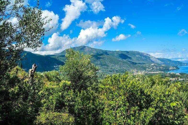 3 - Πωλείται 2-όροφη βίλλα έκτασης 215 τμ στην Κέρκυρα.