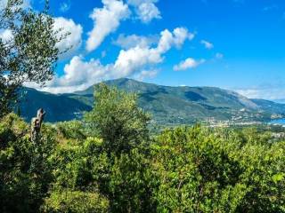 3 - Πωλείται 2-όροφη βίλλα έκτασης 215 τμ στην Κέρκυρα.