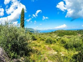 10 - Πωλείται 2-όροφη βίλλα έκτασης 215 τμ στην Κέρκυρα.