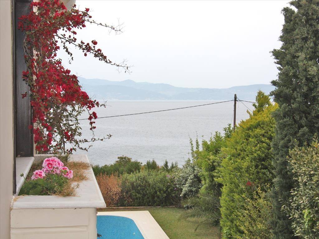 2 - Πωλείται 3-όροφη βίλλα έκτασης 493 τμ στην κεντρική Ελλά.