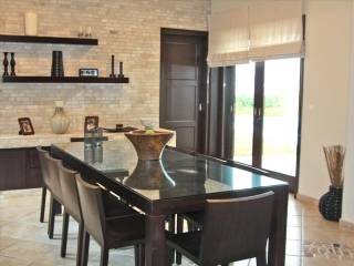 11 - Πωλείται 3-όροφη βίλλα έκτασης 493 τμ στην κεντρική Ελλ.