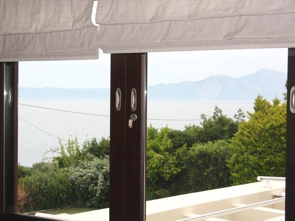 15 - Πωλείται 3-όροφη βίλλα έκτασης 493 τμ στην κεντρική Ελλ.