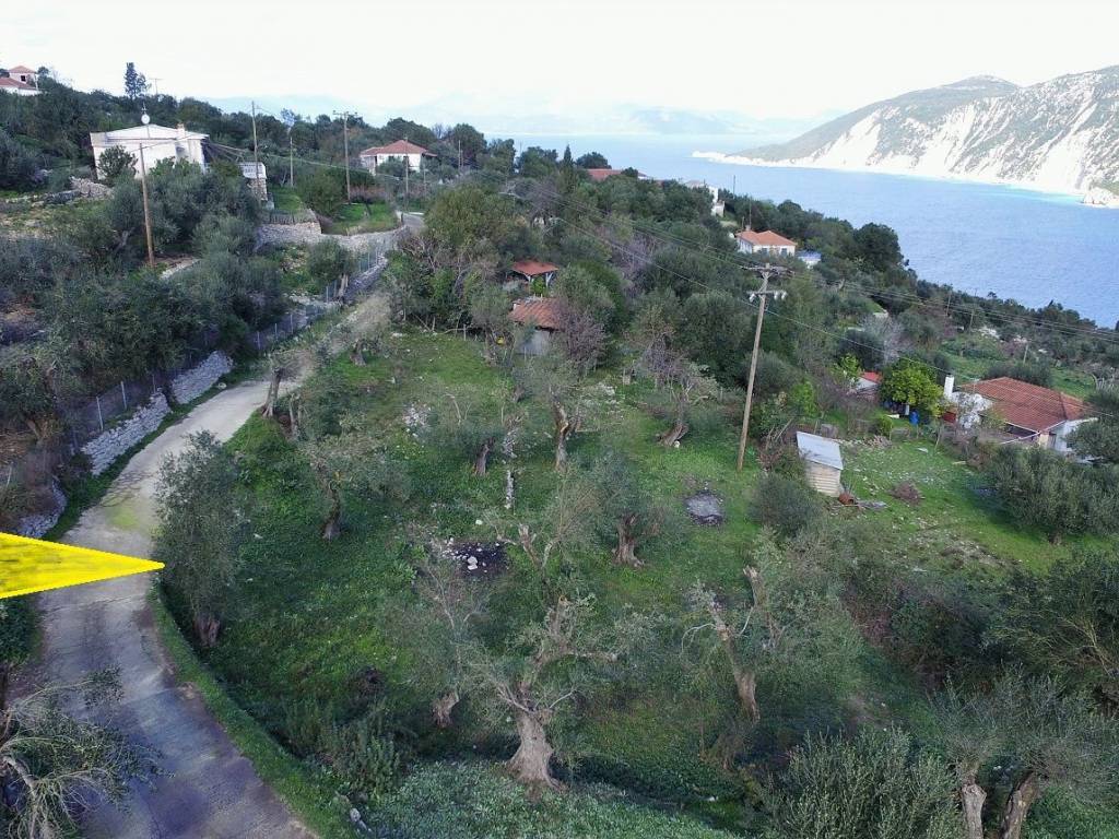 Aerial view and location of the property