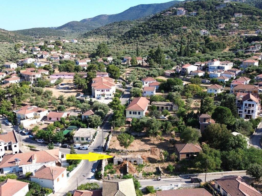 Aerial view and location of the property