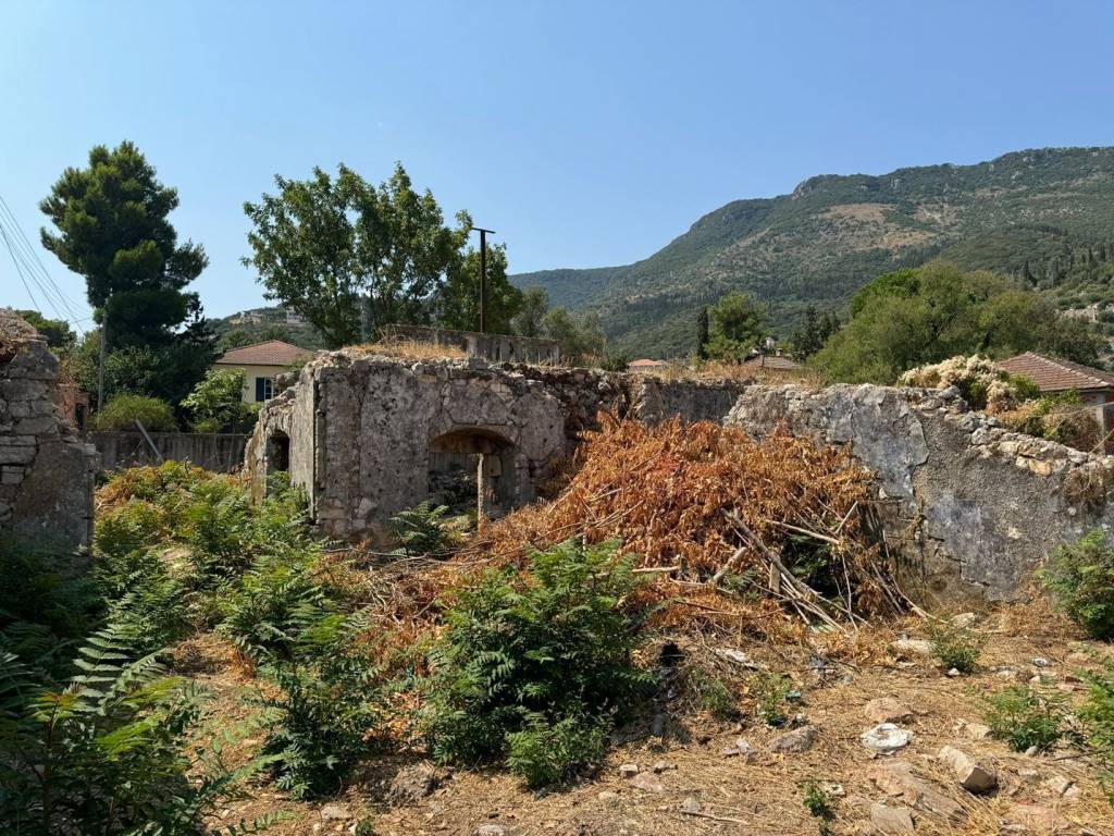 View of the ruin and of the mountain