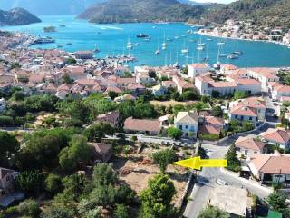 Aerial view and location of the property