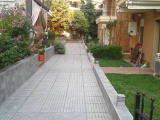 sto terma dexia einai to spiti pano ston 2o