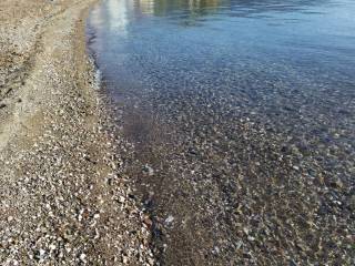 Η ΠΑΡΑΛΙΑ ΤΗΣ ΠΕΡΙΟΧΗΣ ΒΡΙΣΚΕΤΑΙ ΠΟΛΥ ΚΟΝΤΑ ΣΤΟ ΟΙΚΟΠΕΔΟ