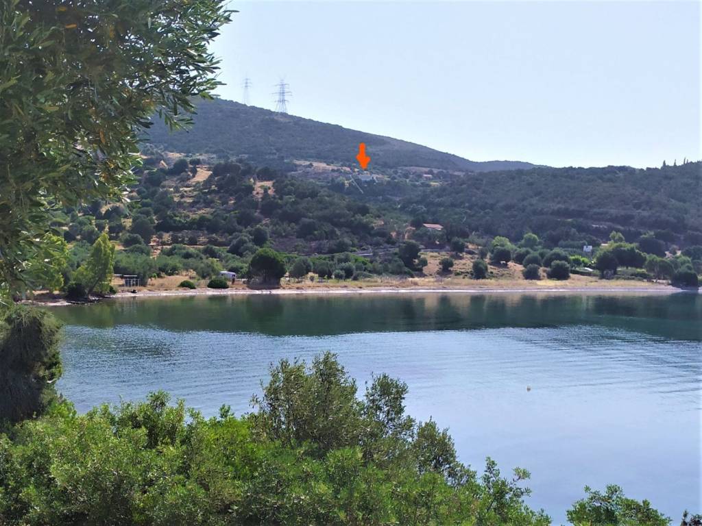 Η ΘΕΣΗ ΤΗΣ ΚΑΤΟΙΚΙΑΣ ΣΤΗΝ ΠΛΑΓΙΑ,ΠΑΝΩ ΑΠΟ ΤΟΝ ΟΡΜΟ