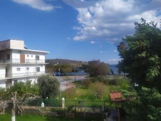 ΠΟΛΥ ΚΟΝΤΑ ΣΤΗ ΘΑΛΑΣΣΑ ΜΕ ΑΠΛΕΤΗ ΘΕΑ