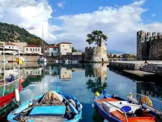 ΝΑΥΠΑΚΤΟΣ(ΤΟ ΕΝΕΤΙΚΟ ΛΙΜΑΝΙ) ΒΡΙΣΚΕΤΑΙ 15΄ΛΕΠΤΑ ΑΠΟΣΤΑΣΗ