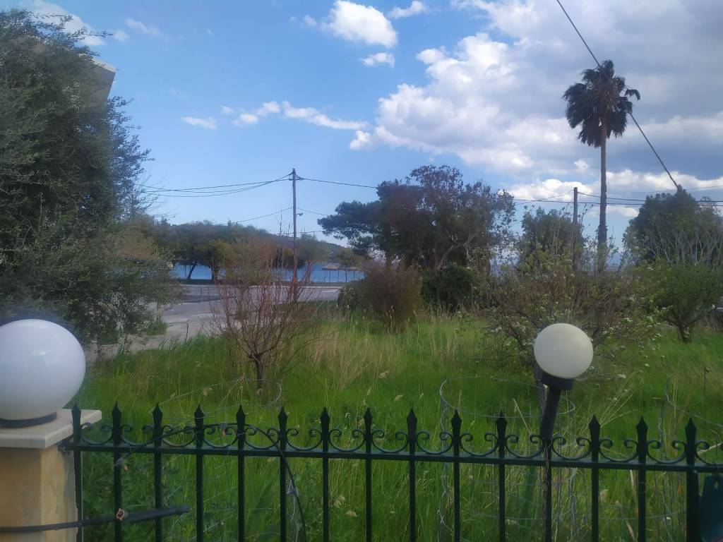 E THEA MPROSTA APO TO DIAMERISMA