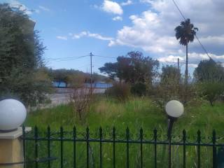 E THEA MPROSTA APO TO DIAMERISMA