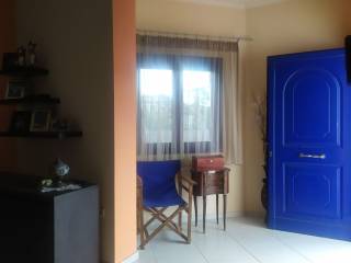 O CHOROS DIPLA STEN EISODO