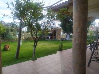 E BERANTA ME TON KEPO MPROSTA