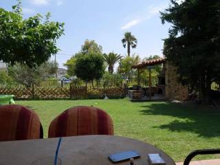 OMORPHOS CHOROS ME THEA TE THALASSA