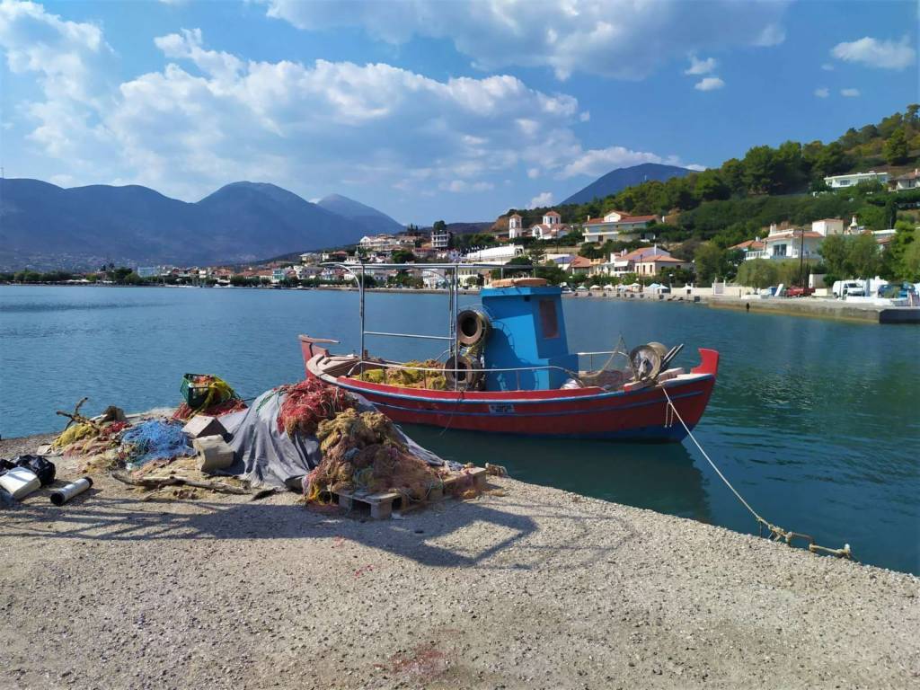 TO LIMANAKI STEN ERATEINE