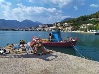 TO LIMANAKI STEN ERATEINE