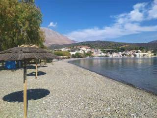 E OMORPHE PARALIA TES ERATEINES POLY KONTA STO DIAMERISMA