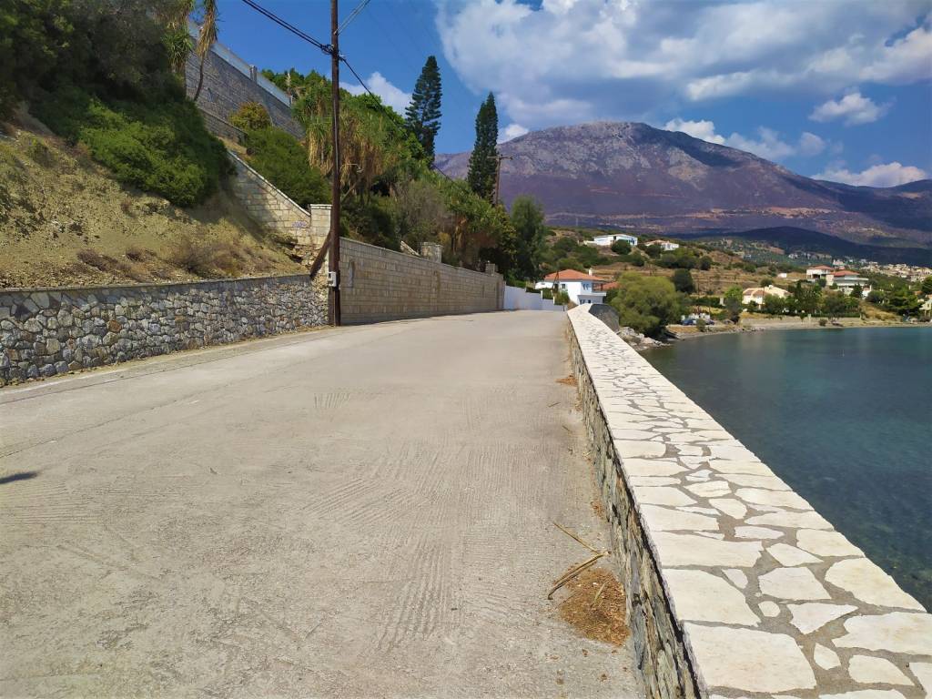 ΤΑ ΟΙΚΟΠΕΔΑ (ΑΡΙΣΤΕΡΑ) ΕΙΝΑΙ ΠΑΝΩ ΣΤΟΝ ΠΑΡΑΛΙΑΚΟ ΔΡΟΜΟ